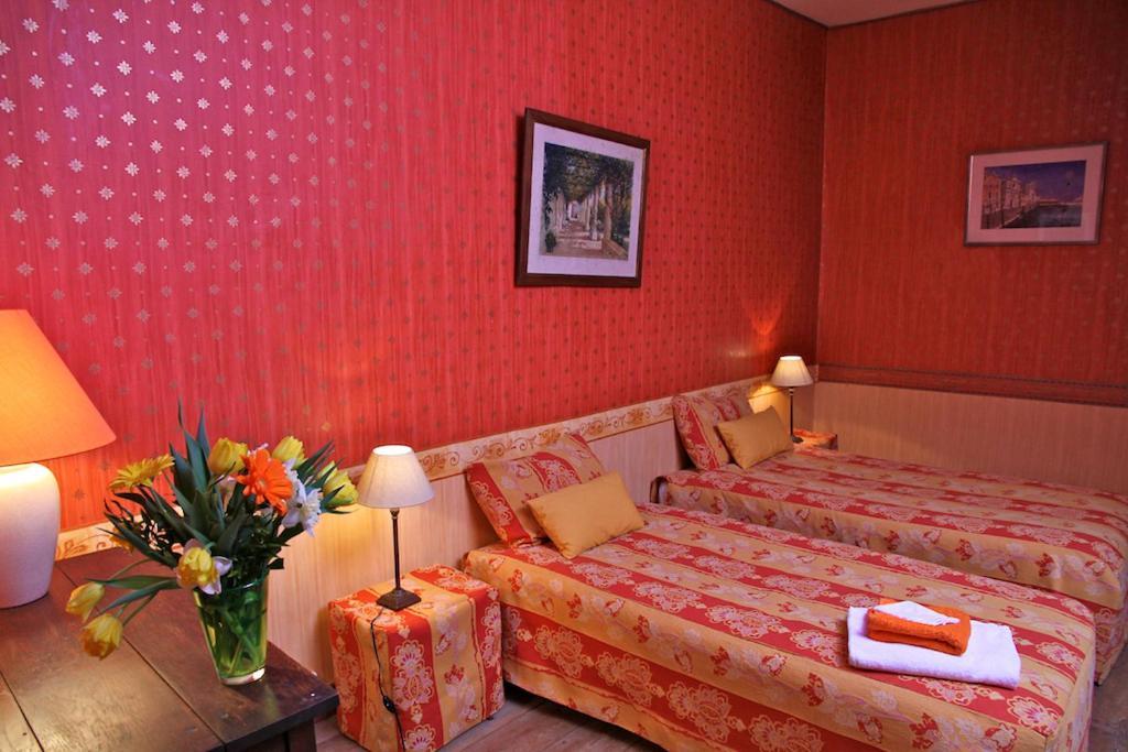 Chateau De Montriou Feneu Kamer foto